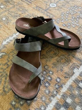 Cliffs by White Mountain Olive Suede Crisscross Sandals Birkenstock Style 9W